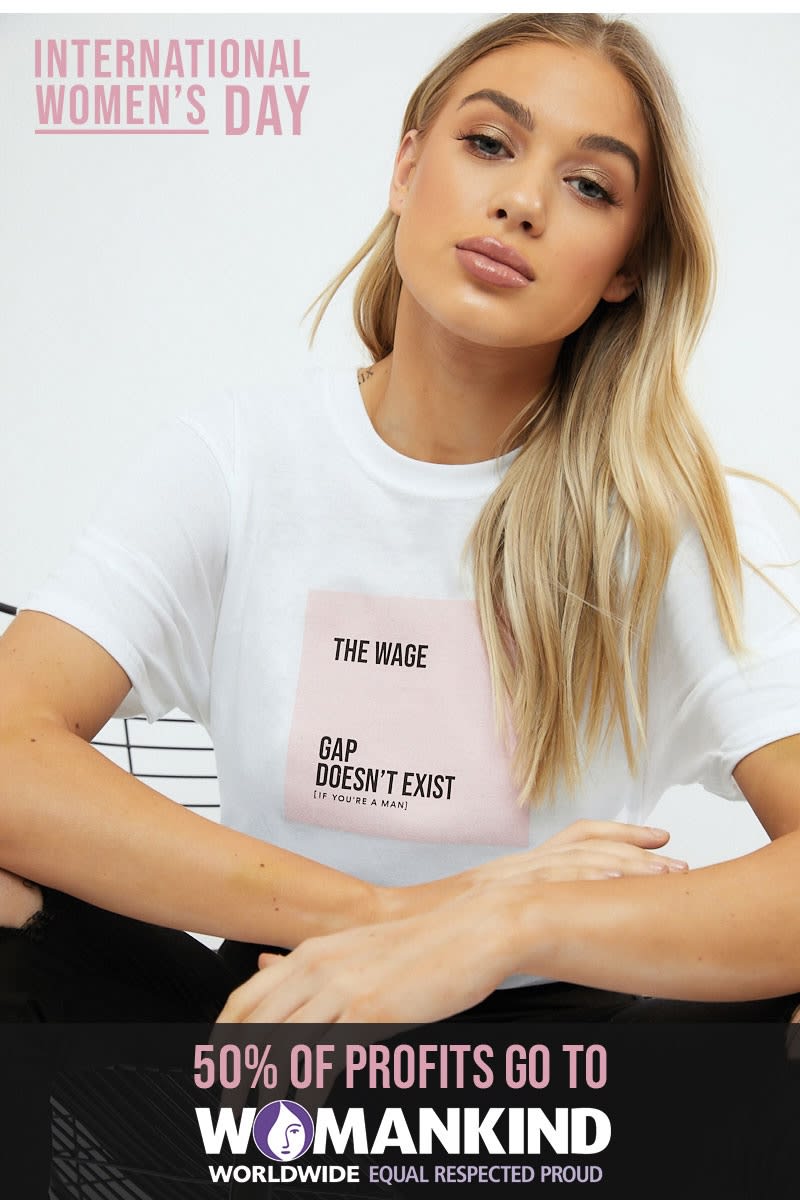 THE WAGE GAP DOESN’T EXIST OVERSIZED WHITE T-SHIRT